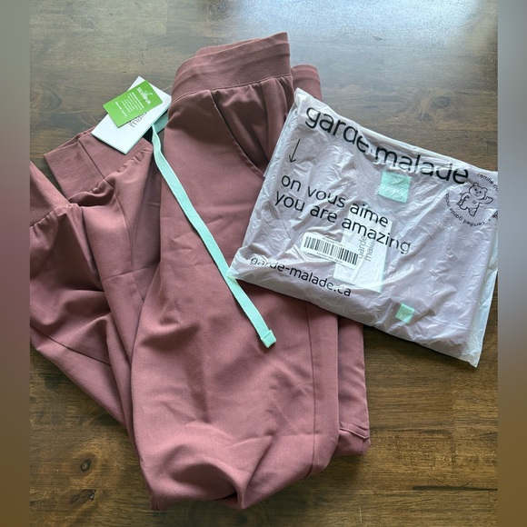 NEW Garde Malade scrubs set - Picture 1 of 3